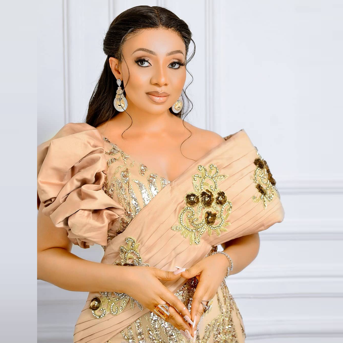 Dubai Sequined Appliques Mermaid Evening Dresses V Neck Ruffles Sleeves Prom Dress Aso Ebi Party Gowns With Flowers Beads Dubai Sequined Appliques Mermaid Evening Dresses V Neck Ruffles Sleeves Prom Dress Aso Ebi Party Gowns With Flowers Beads